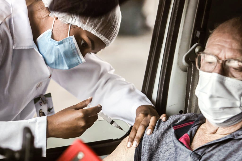 Vacinação em São Paulo: 1 milhão de pessoas já receberam as duas doses no estado (Jonne Roriz/Bloomberg/Getty Images)