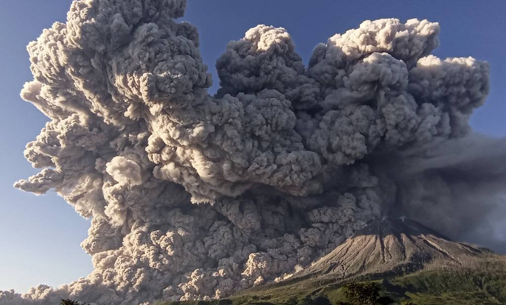 Vulcão Sinabung entra em erupção na Indonésia