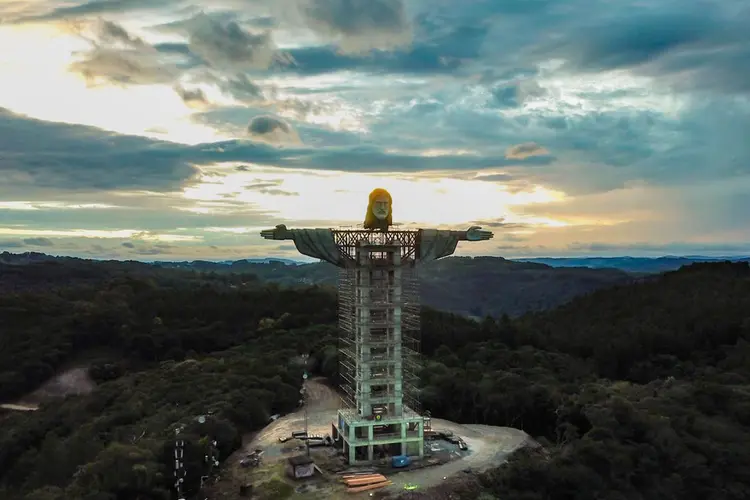 A obra terá 43 metros de altura, incluindo o pedestal (Reprodução Facebook/ Associação Amigos do Cristo Encantado/Agência Brasil)
