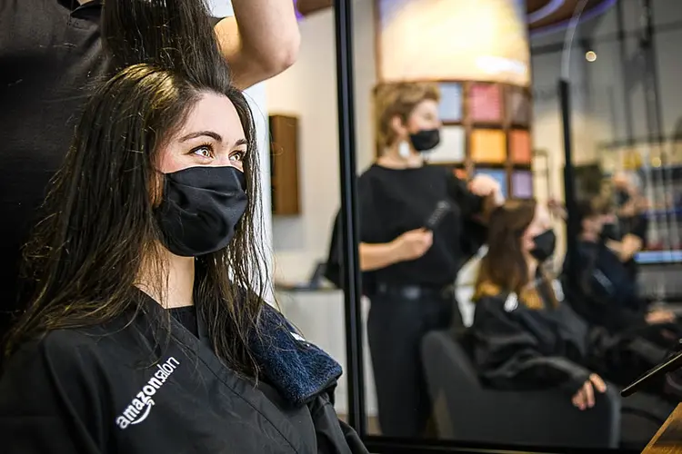 Mulher recebe corte de cabelo no Amazon Salon, em Londres (Amazon/Reprodução)