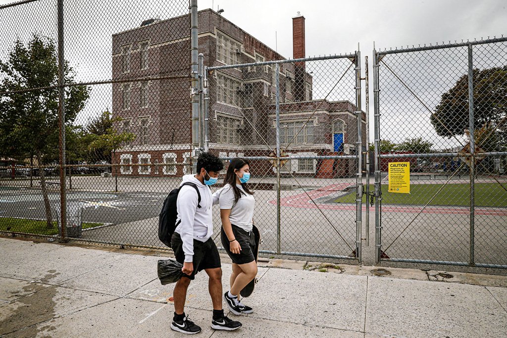 EUA: CDC relaxa recomendações de uso de máscaras ao ar livre por vacinados