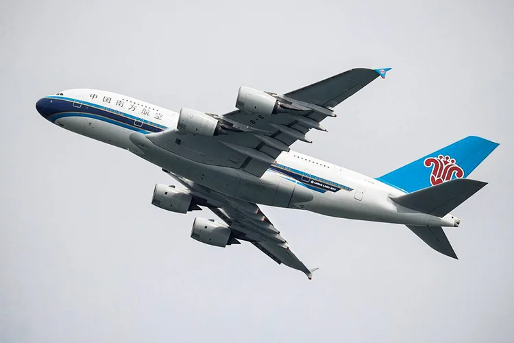 China: decisão fecha uma das poucas alternativas de viagem entre os 2 países (Loren Elliott/Reuters)