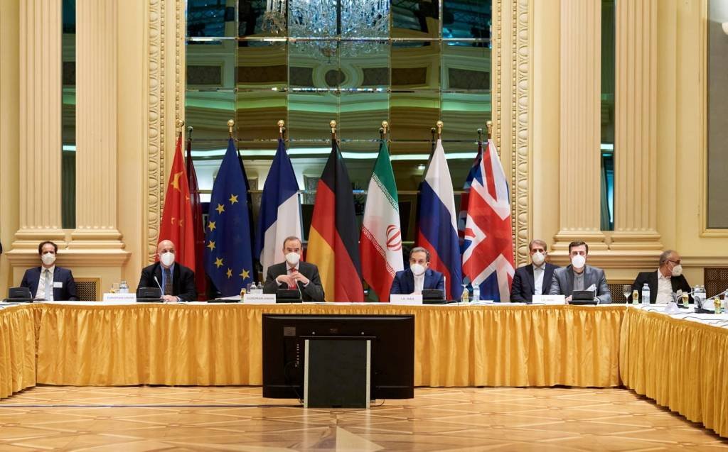 Diplomatas europeus e iranianos em reunião na semana passada: EUA e Irã têm negociado em grupos de trabalho "indiretos", com nova etapa nesta quinta-feira (Imagem provida por terceiro/Reuters)