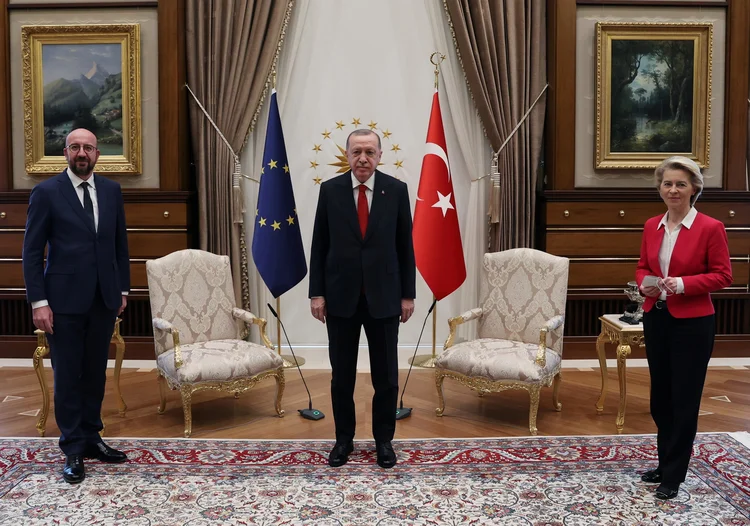 Presidente turco Tayyip Erdogan (ao centro), ao lado de Charles Michel e Ursula von der Leyen: falta de cadeiras na Turquia gerou mal-estar diplomático (Presidential Press Office/Handout/Reuters)