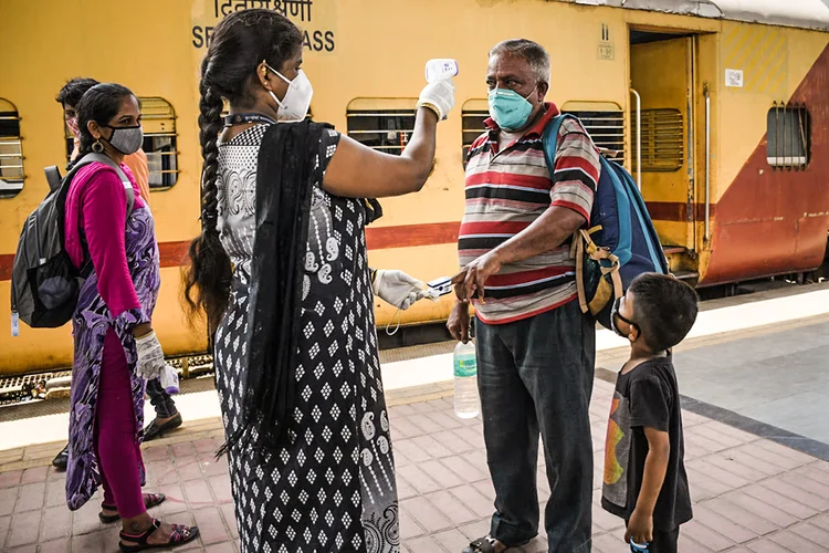 A Índia superou o Brasil nesta segunda-feira (12) como o segundo país com o maior número de infecções de coronavírus, ao notificar um novo recorde diário de mais de 168.000 casos (Ashish Vaishnav/SOPA Images/Sipa USA/Reuters)