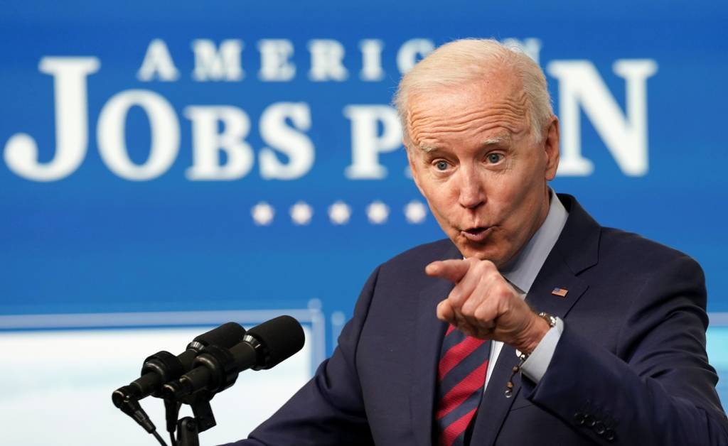 Biden anuncia decretos anti-armas, mas medidas são vistas como modestas