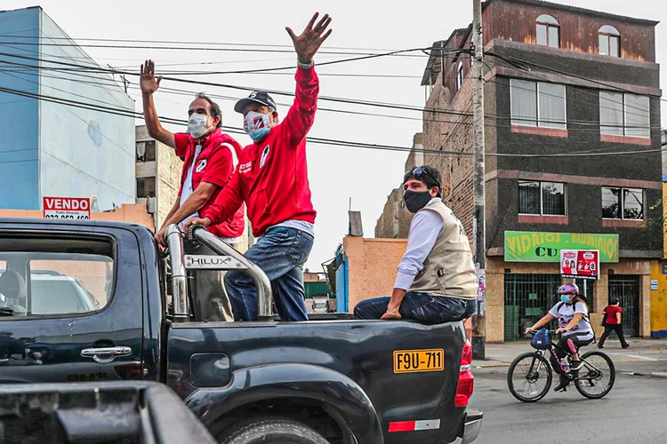 Yonhy Lescano em carreata: os cinco primeiros colocados nas pesquisas estão tecnicamente empatados (Sebastian Castaneda/Reuters)