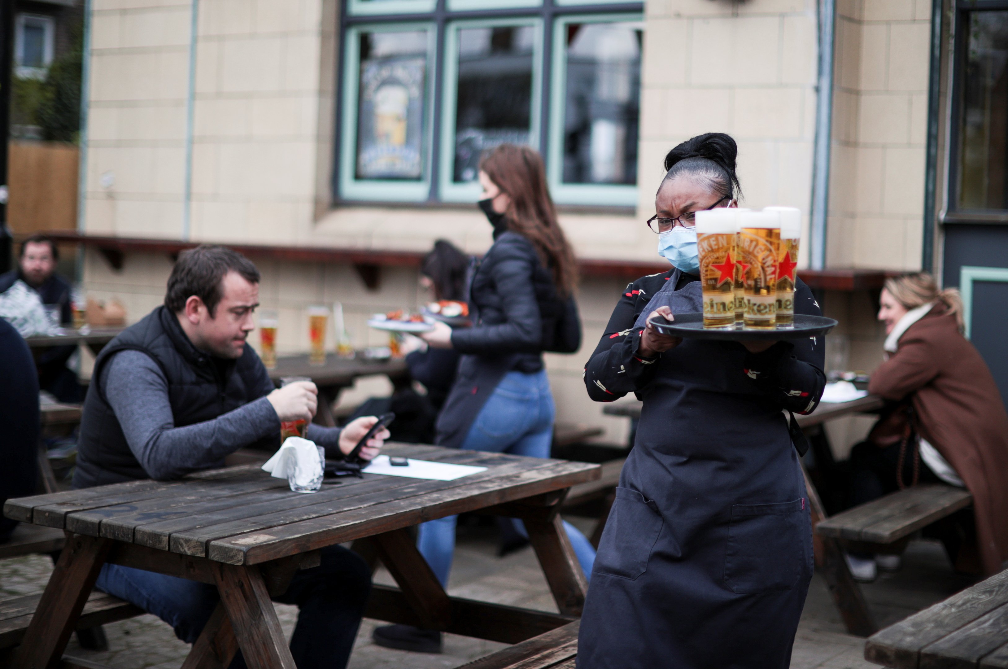 Ingleses voltam às ruas com reabertura de pubs e lojas