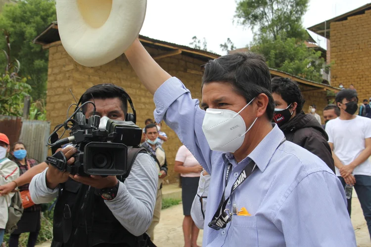 Pedro Castillo após votar no domingo, 11: base sindical e apoio nos rincões do Peru fizeram candidato ser a grande surpresa do primeiro turno até agora (Vidal Tarqui/ANDINA/Reuters)