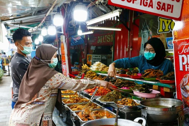 Mercado em Jakarta, na Indonésia: Coronavac é carro-chefe de imunização no país (Ajeng Dinar Ulfiana/Reuters)