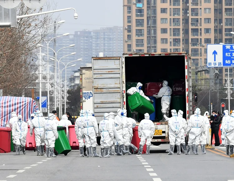Funcionários em trajes de proteção durante trabalho de desinfecção do mercado de Huanan, em Wuhan, na China
04/03/2020 cnsphoto via REUTERS (cnsphoto/Reuters)