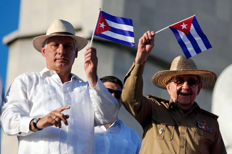 Raúl Castro (à dir.) e o presidente cubano Miguel Díaz-Canel: pupilo é o primeiro mandatário já nascido após a revolução (Alexandre Meneghini/Reuters)