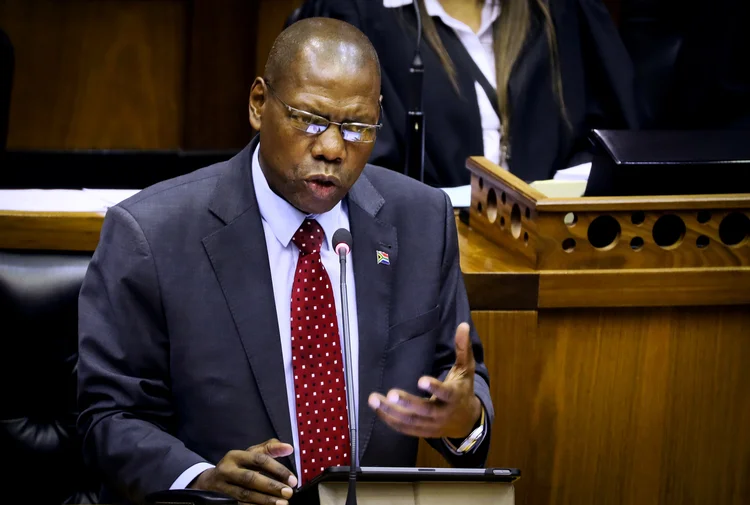 Dr. Zweli Mkhize, ministro da Saúde da África: o país tem de navegar condições "irracionais" para negociar com as farmacêuticas, diz (Sumaya Hisham/Reuters)