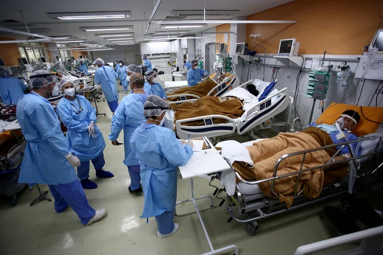 Emergência lotada em hospital de Porto Alegre durante surto de covid-19. (Diego Vara/File Photo/Reuters)