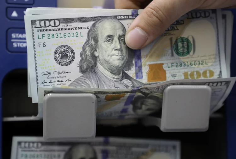 Dólar: com o câmbio mais alto, os juros futuros também subiram, com a percepção de que a inflação pode acelerar. (Mohamed Azakir/Reuters)