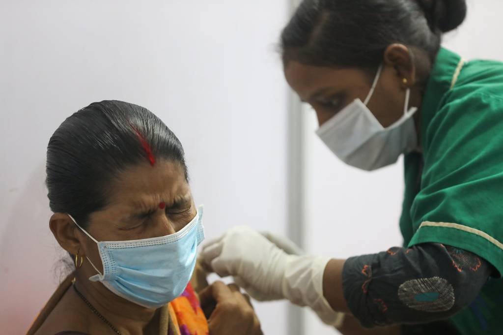 Vacinações na Índia diminuem e falta de matéria-prima afeta produção