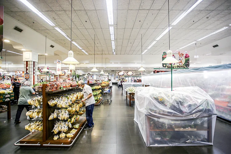 Os setores que apresentaram maiores desacelerações em relação ao ritmo de fevereiro foram Vestuário e Supermercados e Hipermercados (Diego Vara/Reuters)