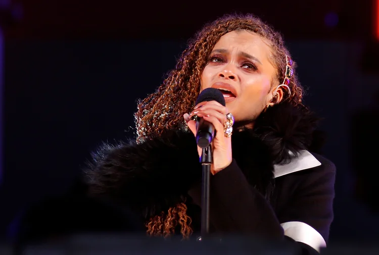 Cantora Andra Day se apresenta na Times Square em Nova York.
 (Gary Hershorn/Pool/Reuters)