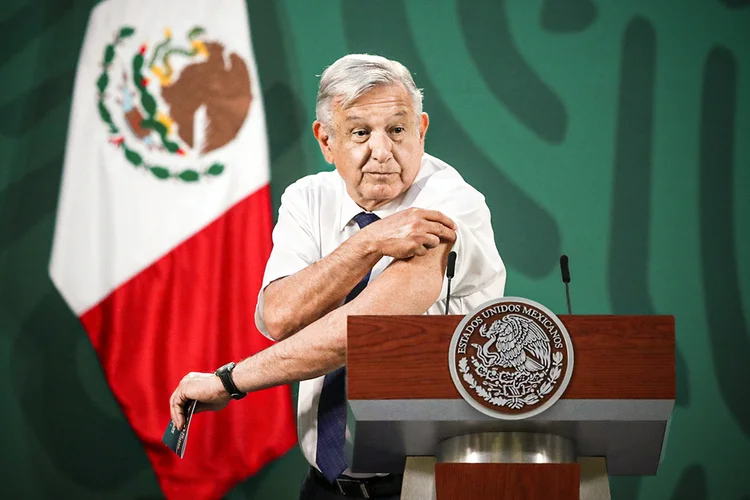 Andres Manuel Lopez Obrador, após receber dose da AstraZeneca: presidente mexicano incentivou população a se vacinar (Henry Romero/Reuters)