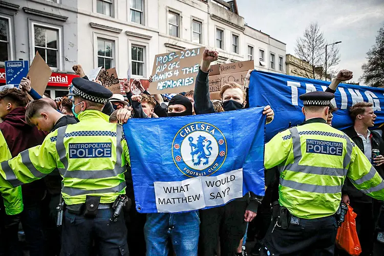 Torcedores do Chelsea protestam contra participação do clube na Superliga (Matthew Childs/Reuters)
