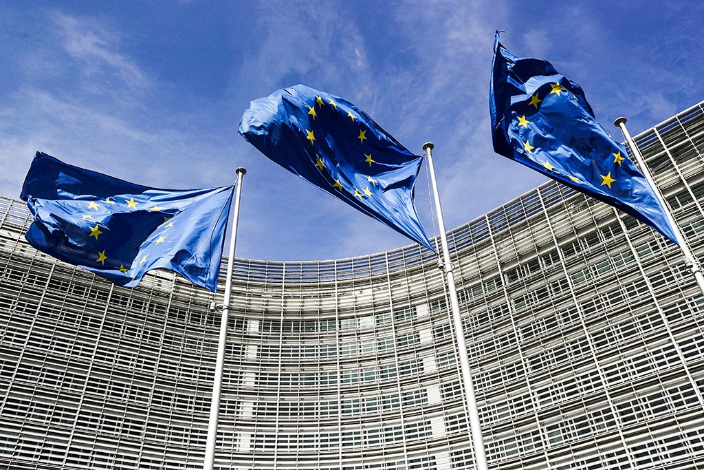 Bandeira da União Europeia: desemprego na Zona do Euro permanece em 6,6% (Yves Herman/Reuters)