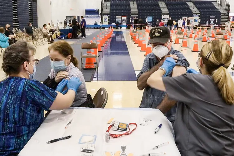 Vacinação em Nova Jersey: no local, enfermeiros relataram à Reuters que há vacinas para todos que desejarem (USA TODAY NETWORK/Reuters)