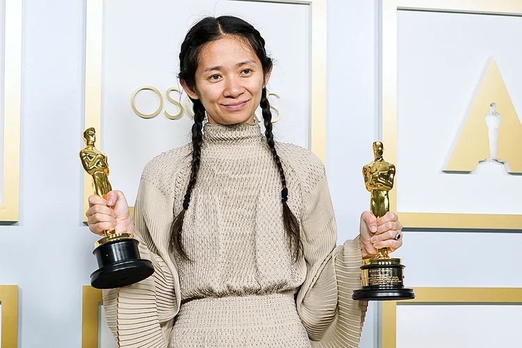 Chloe Zhao posa para foto com estatuetas do Oscar em Los Angeles. (Chris Pizzello/Pool/Reuters)