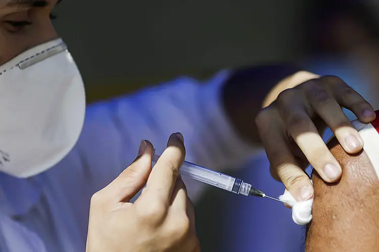 Vacina contra covid-19: o órgão do MPF questiona ainda a previsão do PL de que as empresas possam comprar vacinas  independentemente de registro na Anvisa (Ricardo Moraes/Reuters)
