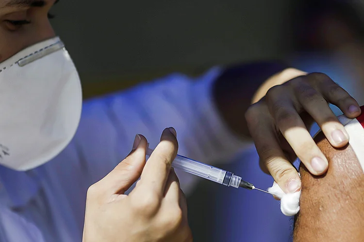 Vacina: imunização atingirá 106 mil pessoas com mais de 18 anos (Ricardo Moraes/Reuters)