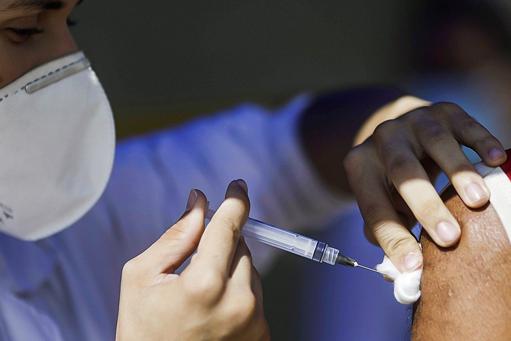 Escassez de vacinas ameaça recuperação frágil na América Latina