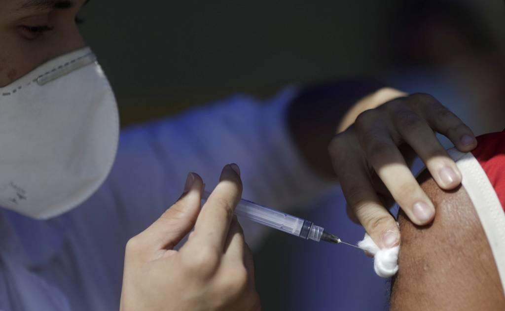 Vacinação reduz pela metade morte entre idosos de 80 anos, diz estudo