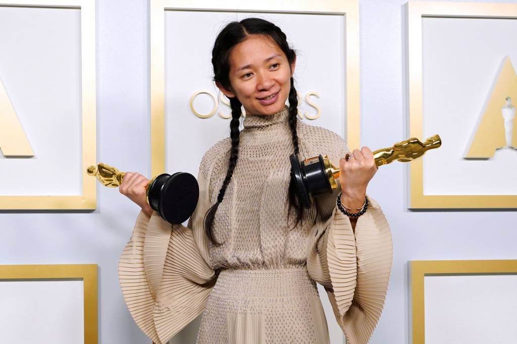 Diretora Chloé Zhao faz história no Oscar, mas China censura transmissão