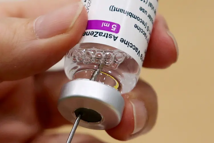 Vacina da AstraZeneca contra covid-19 é preparada para aplicação (Yves Herman/Reuters)