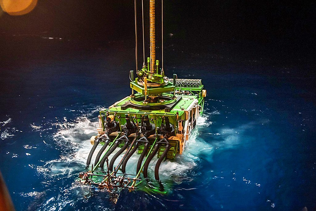 Robô de mineração de 25 t para de responder no fundo do Oceano Pacífico