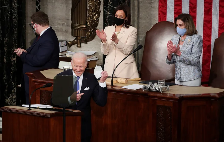 Kamala Harris (à esq.), Biden e Nancy Pelosi: em discurso no Congresso, presidente reforçou os princípios de maior participação estatal do "Bidenomics" (Michael Reynolds/Pool/Reuters)