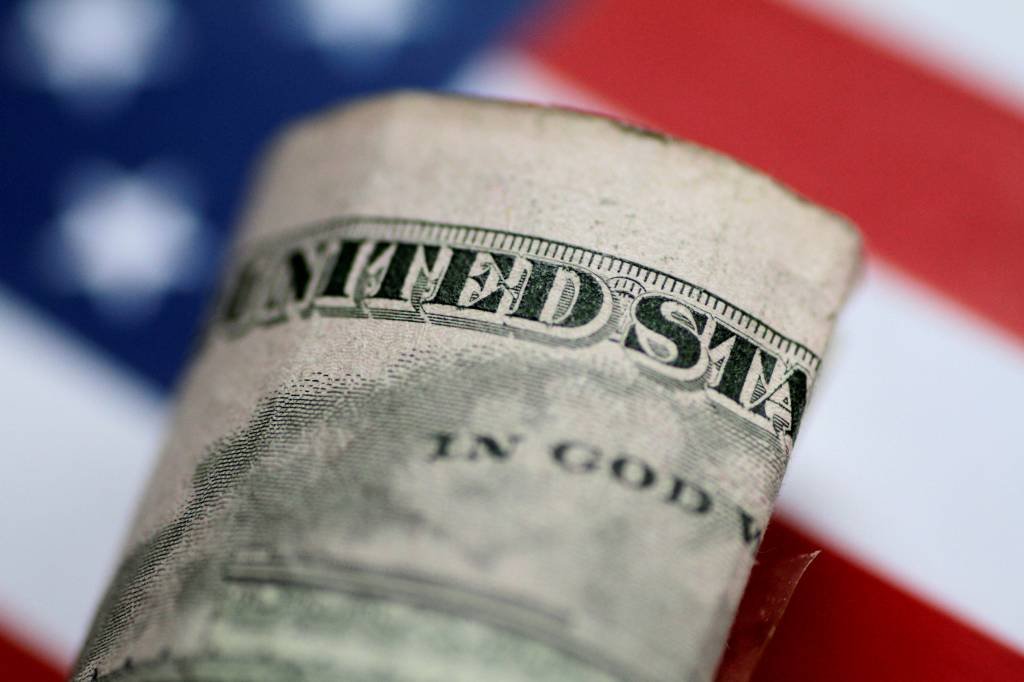 Economia dos EUA acelera no 1º tri impulsionada por ajudas do governo