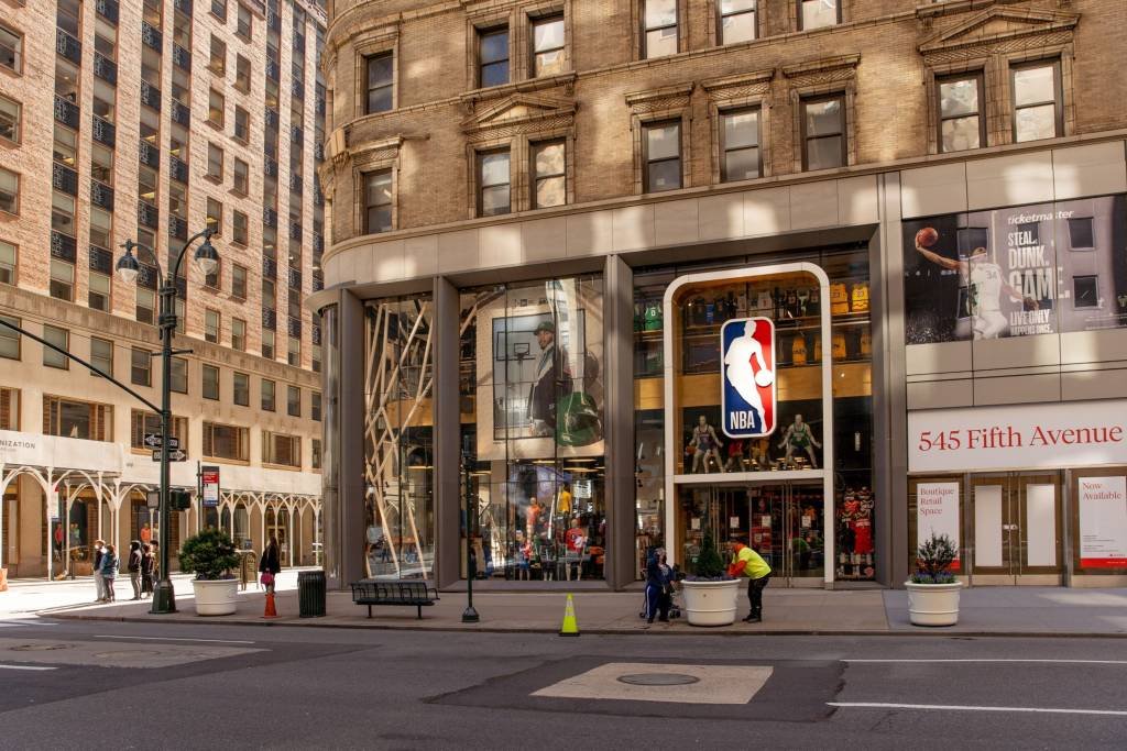 Loja da NBA, liga americana de basquete, na Quinta Avenida: pandemia fez vendas nas lojas físicas despencarem (Amir Hamja/Bloomberg)