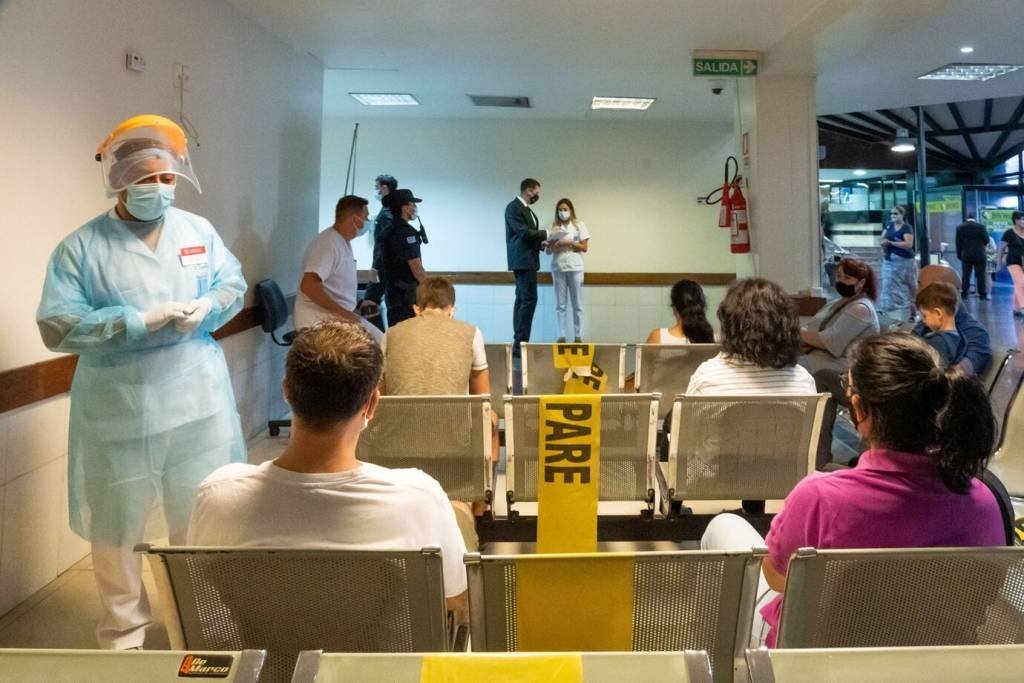 Pessoas na fila para receber dose da Coronavac em Montevidéu: crise de saúde tem se agravado e variante brasileira do coronavírus já chegou ao país (Bloomberg/Bloomberg)