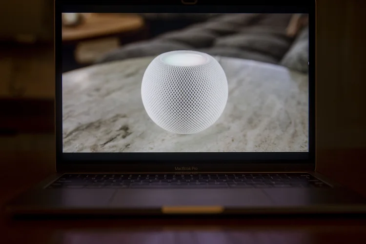 O minifalante Apple HomePod é revelado durante o lançamento de um produto virtual visto em um laptop em Tiskilwa, Illinois, EUA, em outubro de 2020. (Bloomberg/Reprodução)