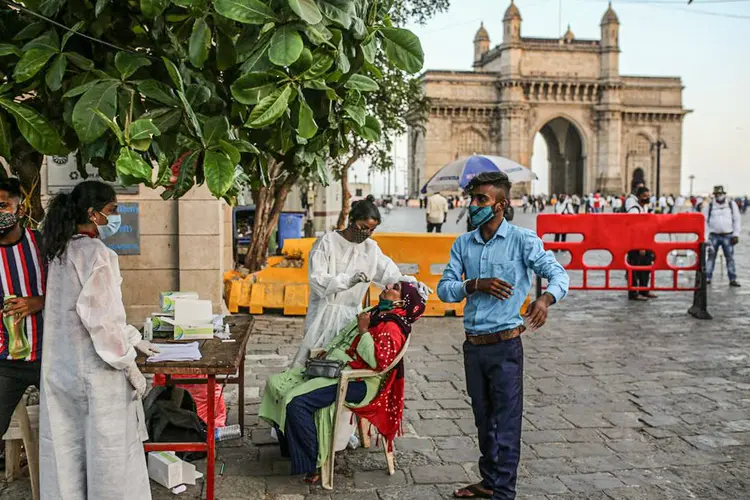 Teste rápido feito em Mumbai, na Índia: alta de casos nas últimas semanas (Dhiraj Singh/Bloomberg)