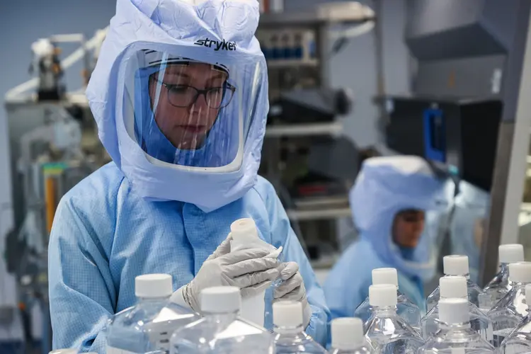 Funcionária prepara matéria-prima para o RNA mensageiro (mRNA), a primeira etapa da produção da vacina, no laboratório da BioNTech em Marburg, Alemanha (Getty Images/Getty Images)