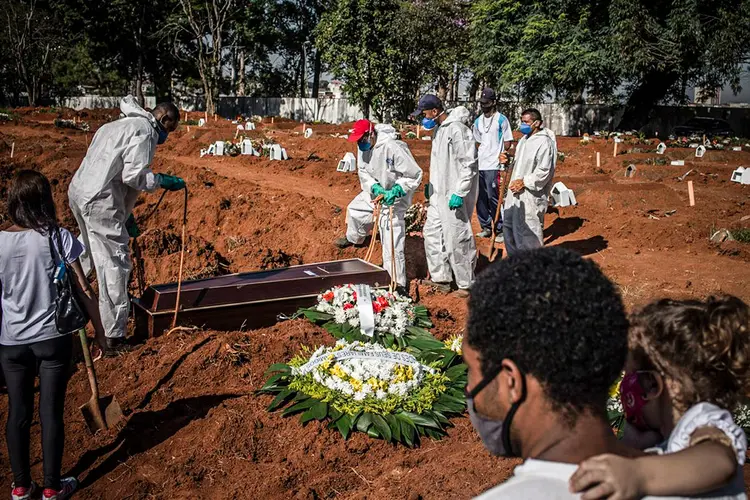 Cemitério de Vila Formosa, em São Paulo: Brasil registra 3.472 novos óbitos nesta quarta (Bloomberg/Bloomberg)