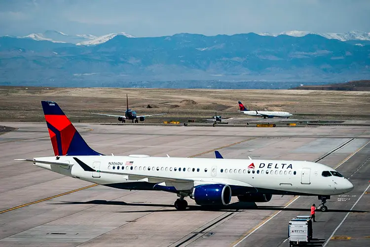 Avião da Delta em Denver: reabertura nos EUA tem levado a aumento do número de casos (Elijah Nouvelage/Bloomberg)