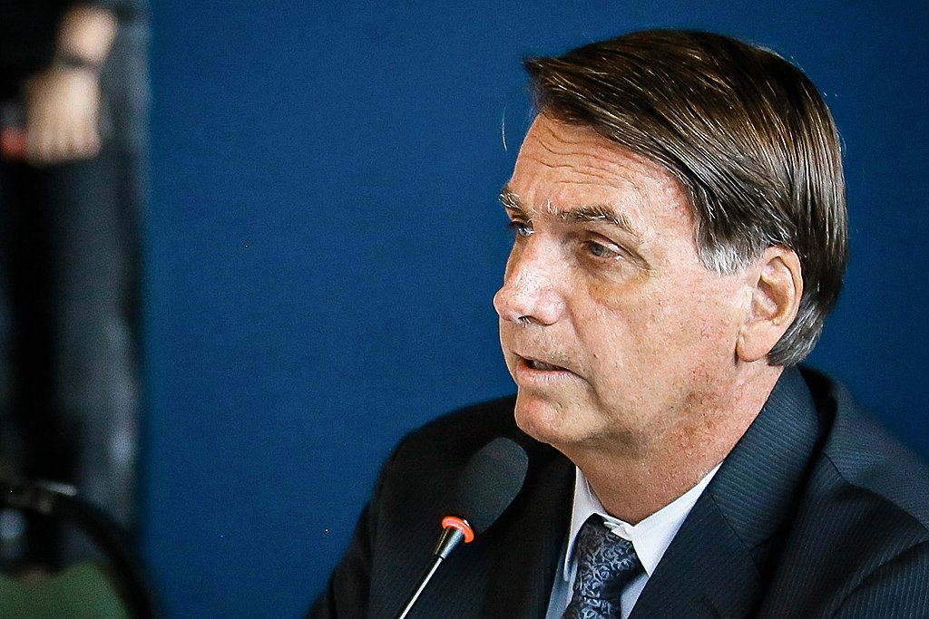 Bolsonaro confirma Copa América no Brasil e anuncia 4 sedes
