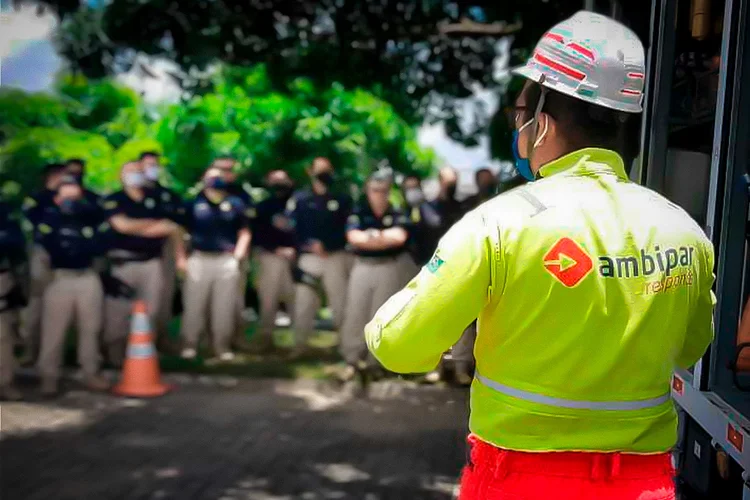 Prevenção e atendimento de emergência: especialistas da Ambipar alertam agentes da Polícia Rodoviária Federal sobre procedimentos a ser adotados pela primeira pessoa que chega ao local de um acidente (Ambipar/Divulgação)