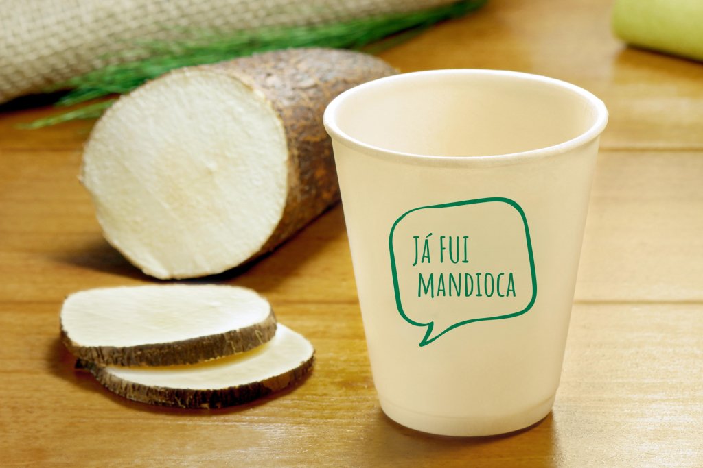 Copo descartável 100% biodegradável da marca Já Fui Mandioca é exemplo da importância de designers para uma economia limpa (Já Fui Mandioca/Divulgação)