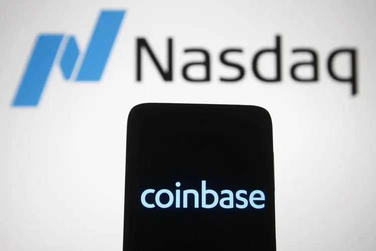 Coinbase estreia na bolsa com listagem direta: saiba o que esperar (SOPA Images/Getty Images)
