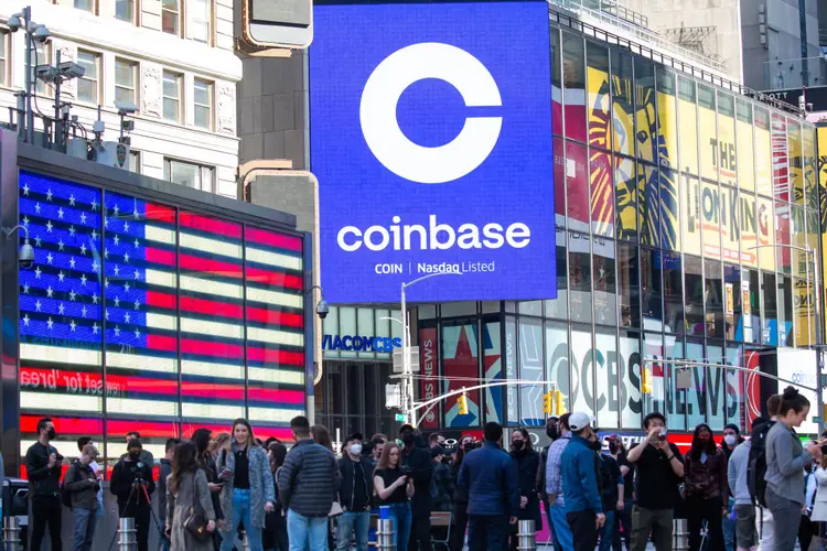 Coinbase se tornou alvo de um processo movido pela SEC (Bloomberg / Colaborador/Getty Images)