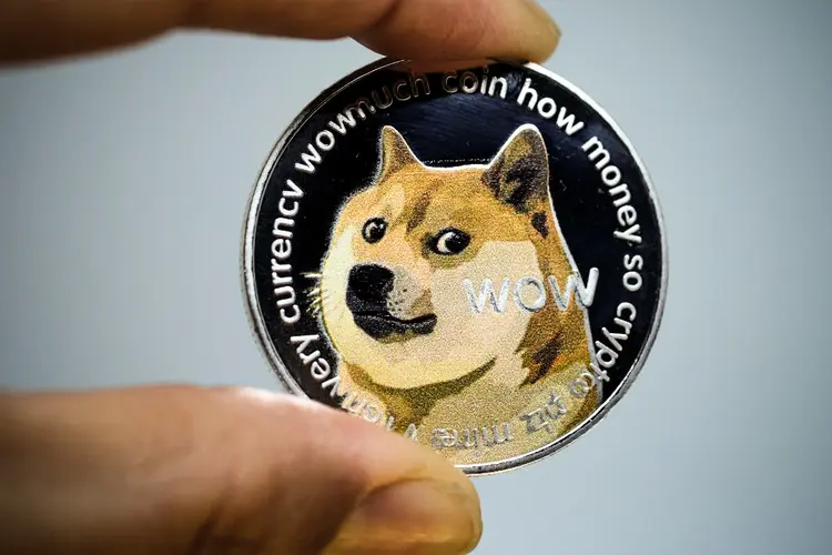 Dogecoin é a maior criptomoeda meme do mercado (Yuriko Nakao/Getty Images)