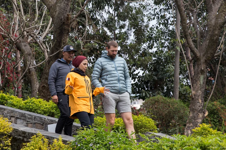 Sheikha Al Thani, 31, uma catariana que quer ser a primeira mulher de seu país a escalar o Monte Everest, com seu guia de escalada, Tendi Sherpa, e o líder da expedição, Mike Hamill, em Kathmandu.  (Uma Bista/The New York Times)